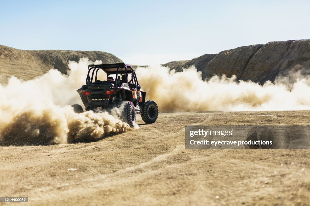 Männer und Jungen Outdoor-Aktivitäten Off-Road-Spaß in Western Colorado Wüste