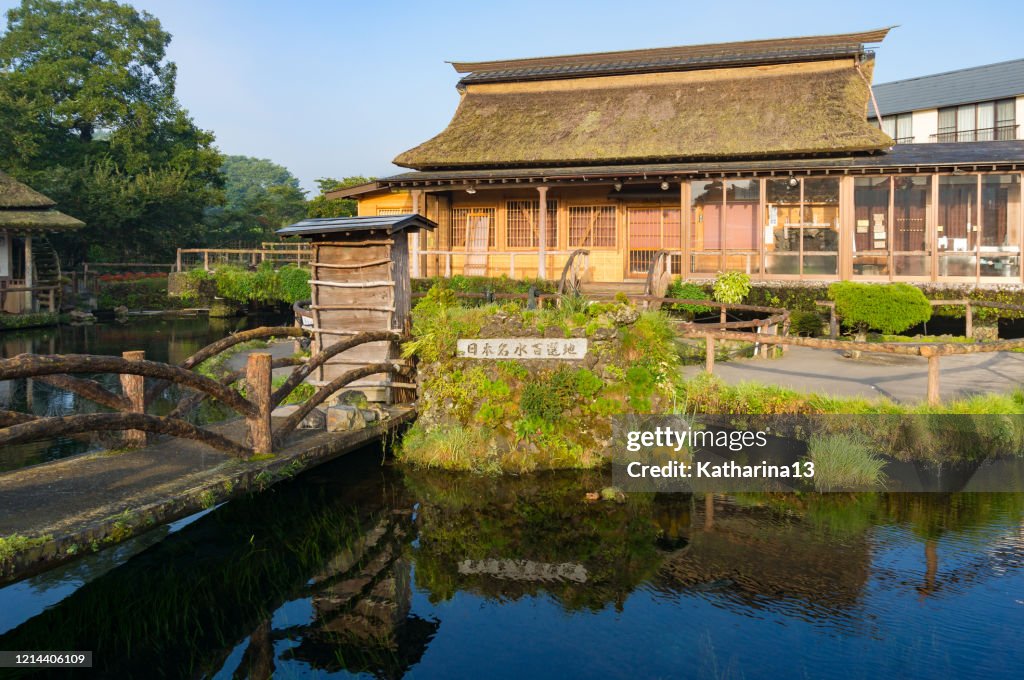 Traditioneel Japans landbouwbedrijf in dorp Oshino Hakkai