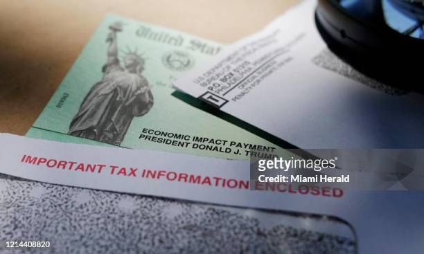 El nombre del presidente Donald Trump en un cheque de estímulo emitido por el IRS para ayudar a combatir los efectos económicos adversos del brote de...