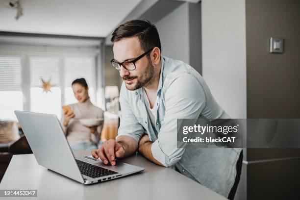 thuiswerken - quarantaine stockfoto's en -beelden