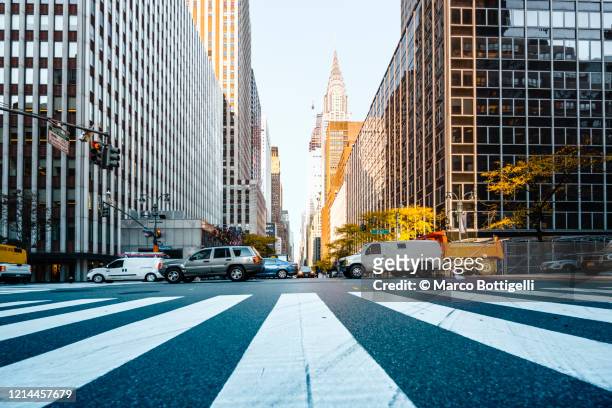 traffic and zebra crossing on 42nd street, new york city - low angle view street stockfoto's en -beelden