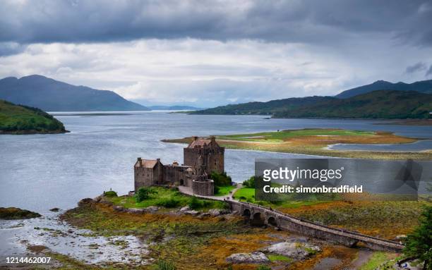 eilean donan castle in den schottischen highlands - eilean donan castle stock-fotos und bilder