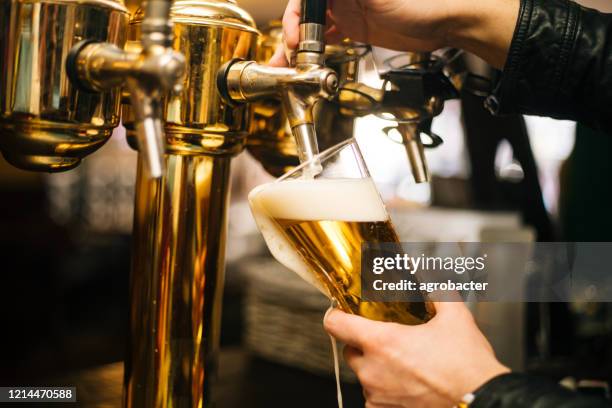 eingießen bier - beer pour stock-fotos und bilder