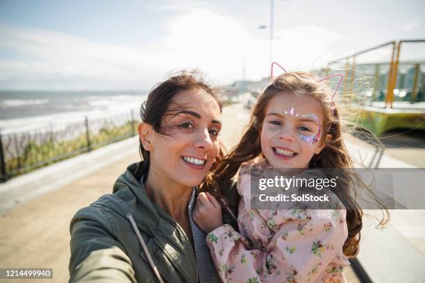 ein strand-selfie - mother and daughter in the wind stock-fotos und bilder