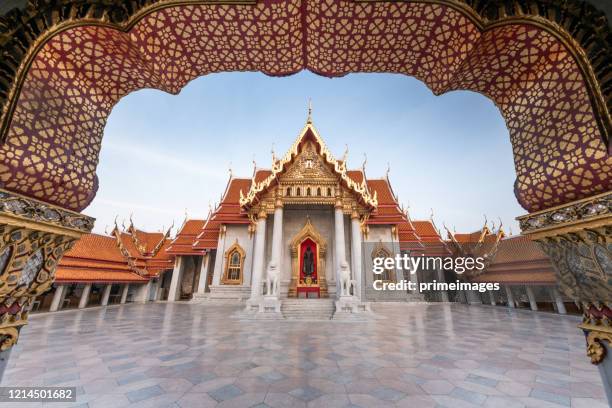 wat benchamabopit dusitvanaram ein berühmter tempel in bangkok - bangkok stock-fotos und bilder