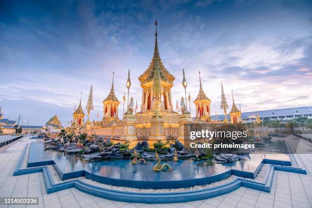 das königliche krematorium replik für könig bhumibol adulyadej (pra may ru maat) in sanam luang für königliche beerdigung feuerbestattung zeremonie bangkok thailand. - king of thailand stock-fotos und bilder