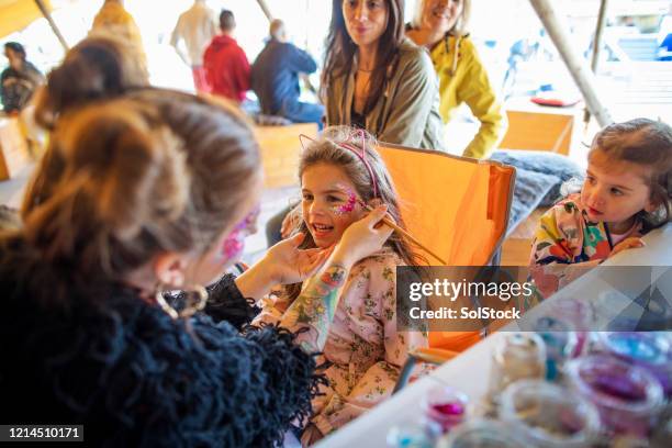 emocionado por ver su pintura facial - face paint kids fotografías e imágenes de stock