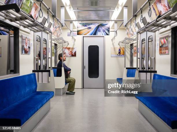 日本の地下鉄での社会的な離散 - 地下鉄電車 ストックフォトと画像