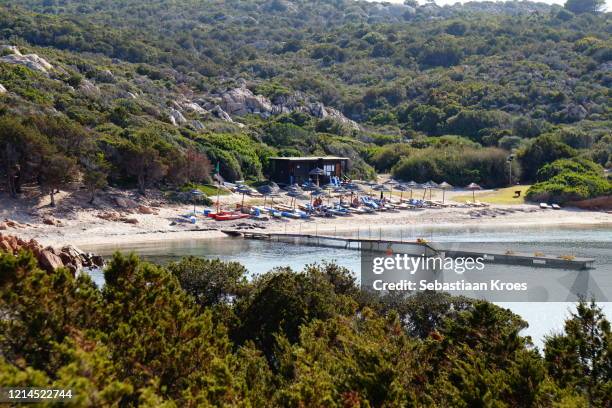 overview on the spiaggia li nibani beach including dock, porto cervo, italy - costa smeralda 個照片及圖片檔