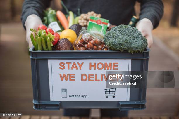 lebensmittellieferungen - abstand halten infektionsvermeidung stock-fotos und bilder
