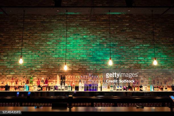 stijlvolle bar - empty wine glass stockfoto's en -beelden