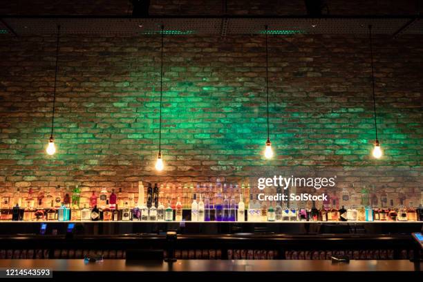 stijlvolle bar - happy hour stockfoto's en -beelden