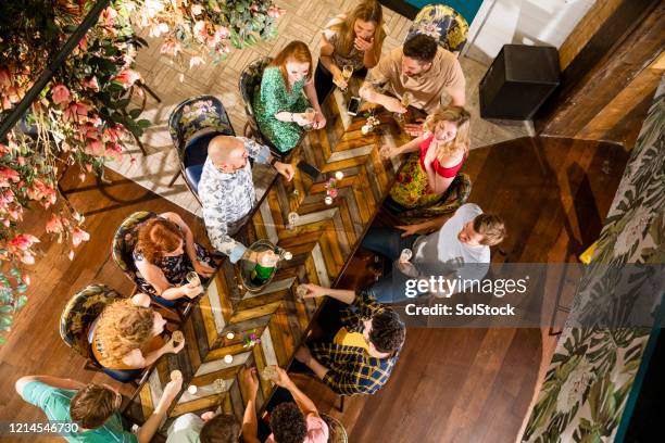 toast von oben - friends toasting above table stock-fotos und bilder