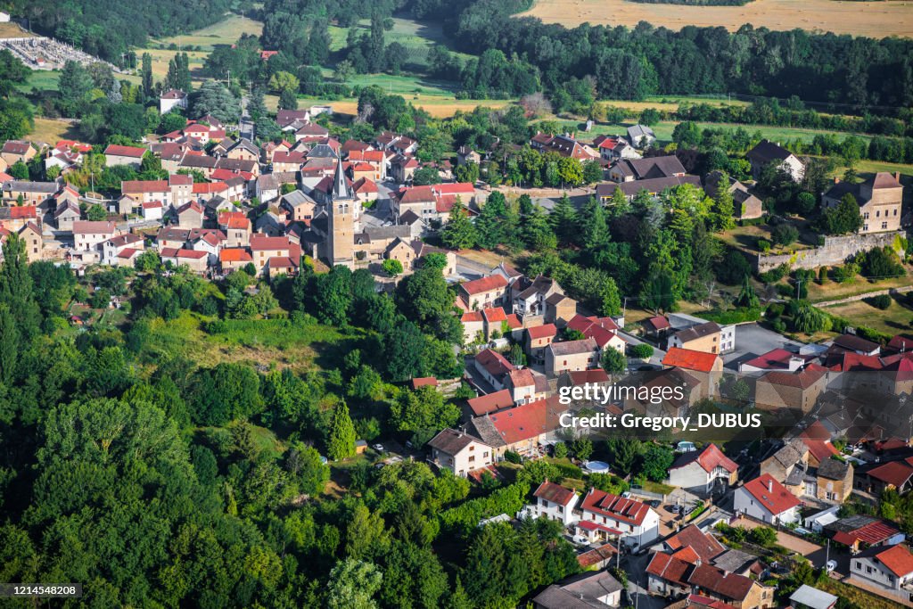Luftaufnahme des kleinen französischen Dorfes Hieres sur Amby mit seiner Kirche bei Sonnenaufgang im Sommer
