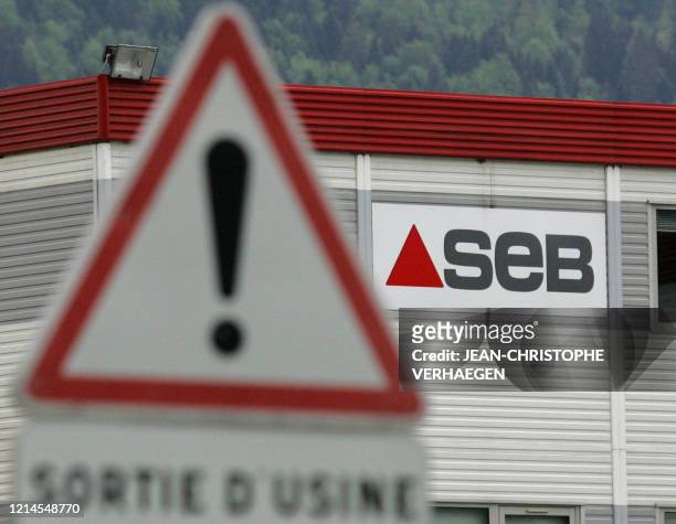 Vue de la devanture de l'usine Seb prise, le 16 janvier 2006 à Le Syndicat. Une restructuration du groupe Seb , comportant la fermeture de plusieurs...