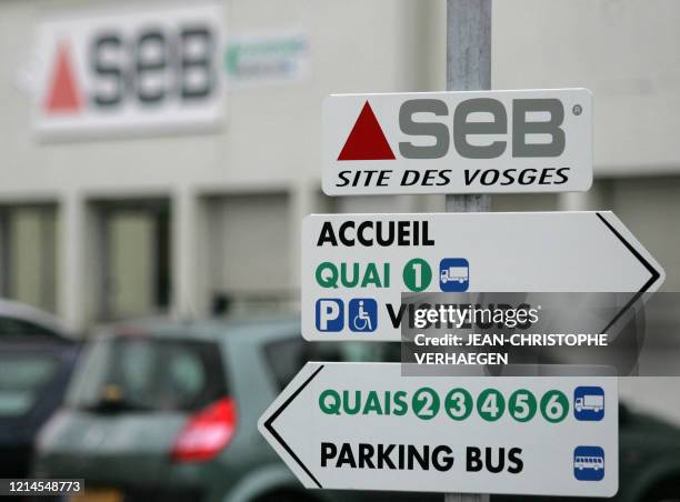 Vue de panneaux indicateurs devant l'usine Seb prise, le 16 janvier 2006 à Le Syndicat. Une restructuration du groupe Seb , comportant la fermeture...