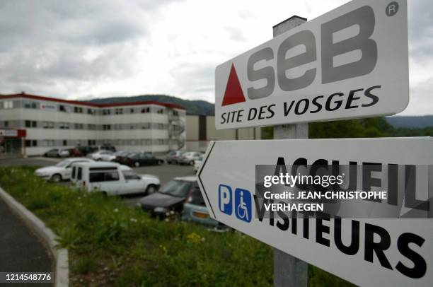 Vue de panneaux devant l'usine Seb prise, le 16 janvier 2006 à Le Syndicat. Une restructuration du groupe Seb, spécialisé dans le petit...