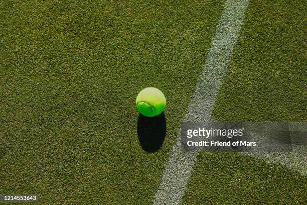 tennis ball and t shape mark with chalk lines still life overhead view - tennis court fotografías e imágenes de stock