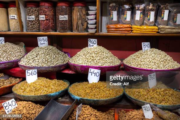 spice shop in khari baoli in delhi, india - chandni chowk imagens e fotografias de stock