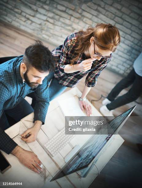 grafisch ontwerpers in hun atelier. - grafisch ontwerpbureau stockfoto's en -beelden