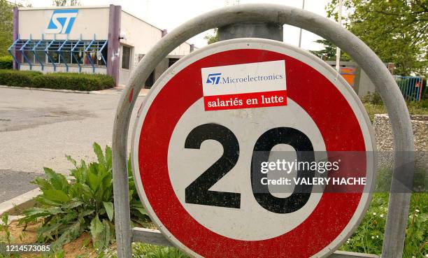 Une affichette est collée sur un panneau de signalisation devant l'usine STMicroélectronics, le 17 mai 2005 à Rennes. Les sites français du fabricant...