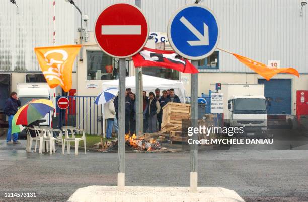 Des employés de Carrefour en grève manifestent, le 28 avril 2005 à Carpiquet devant les entrepôts de LCM , filiale logistique de Carrefour, pour...