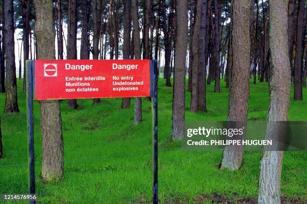 Vue d'un panneau pris le 18 avril 2001 à Vimy qui prévient du danger de tomber sur des munitions datant de la Première guerre mondiale près du...