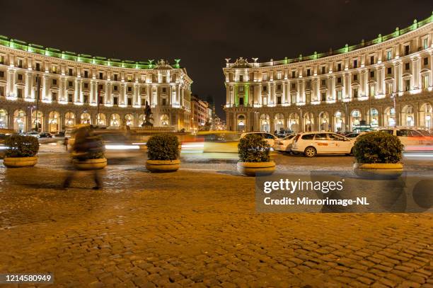 piazza della repubblica por la noche - fontana delle naiadi fotografías e imágenes de stock