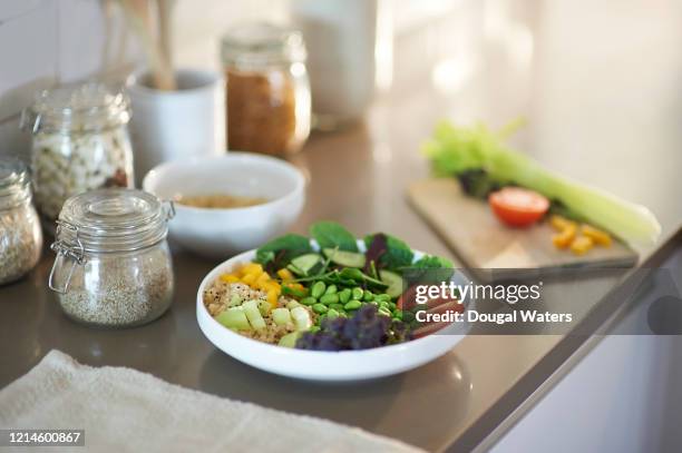 healthy vegan salad bowl and plastic free items on kitchen worktop. - pflanzliche ernährung stock-fotos und bilder