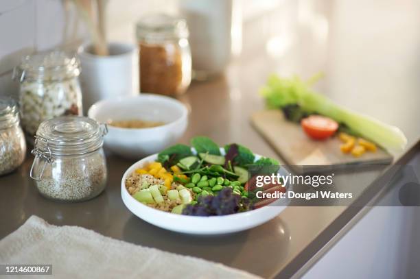 healthy vegan salad bowl and plastic free items on kitchen worktop. - dieta a base de plantas fotografías e imágenes de stock