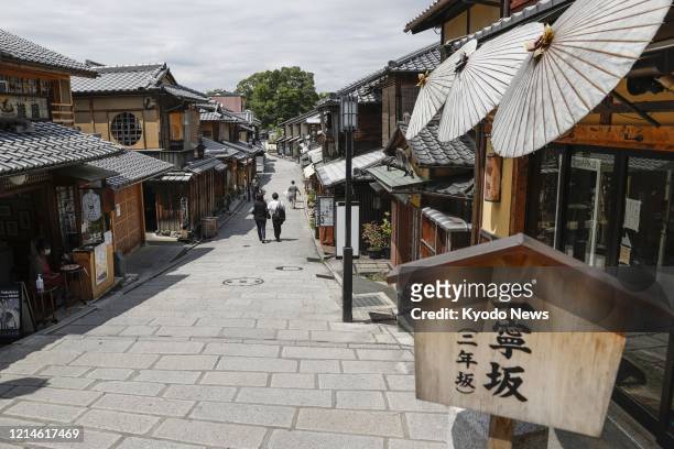 Few people are seen near Kiyomizu temple in Kyoto on May 22 amid continuing worries over the outbreak of the new coronavirus.