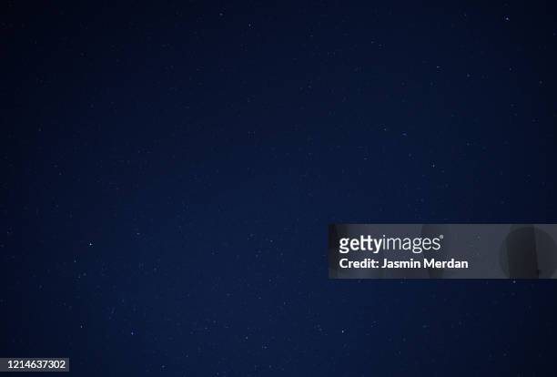 night sky with stars - dark blue fotografías e imágenes de stock