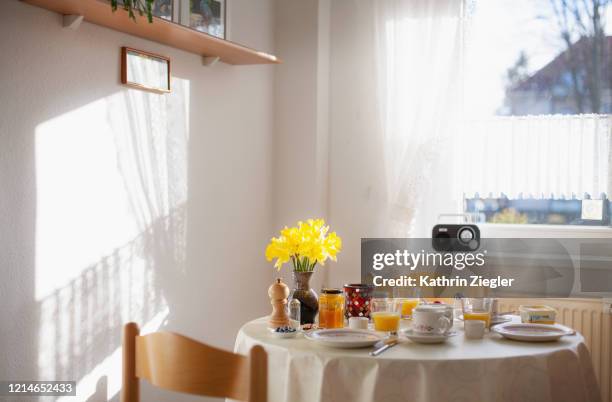 sunlit breakfast table in domestic kitchen - domestic room imagens e fotografias de stock