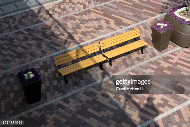 benches by the road - banc photos et images de collection