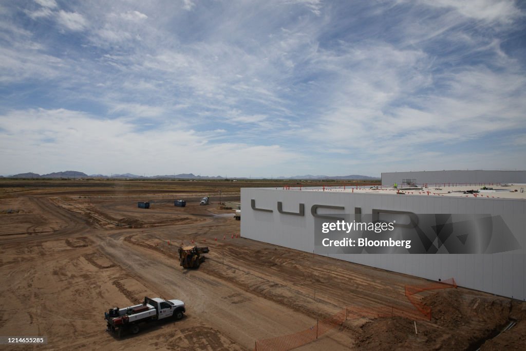 Electric Cars Are About to Start Rolling From the Arizona Desert