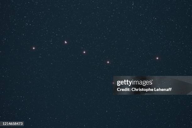 constellation of big dipper seen with the naked eye - chariot photos et images de collection