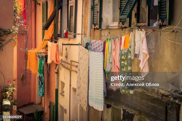 laundry drying on the rope in vernazza, cinque terre, liguria, italy - texture terre stock pictures, royalty-free photos & images