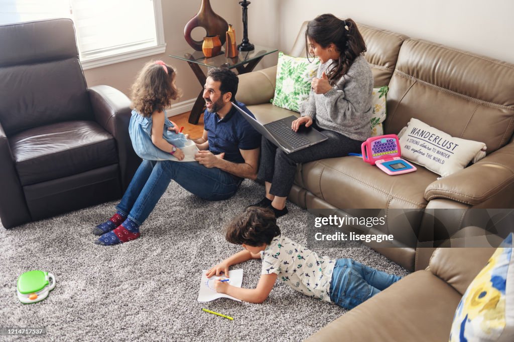 Quarantäne Familie Telearbeit mit Kindern du zu den covid-19