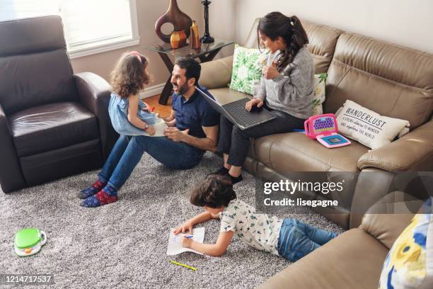 quarantäne familie telearbeit mit kindern du zu den covid-19 - family livingroom stock-fotos und bilder