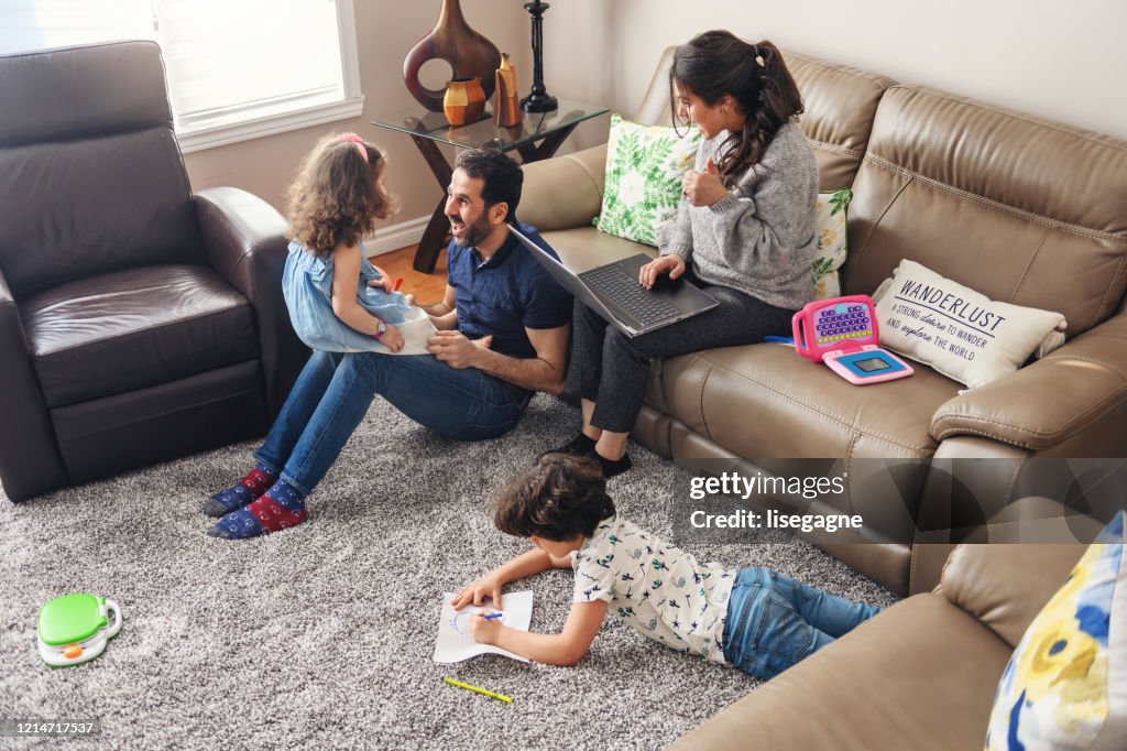 In quarantaine gezin telewerken met kinderen du naar de covid-19