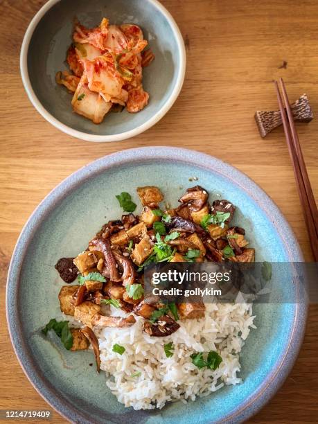 vegan bulgogi and kimchi - tofu and mushroom bulgogi with rice and kimchi - brown rice stock pictures, royalty-free photos & images