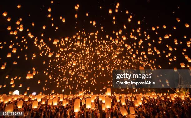 yi peng festival. thailand famous traditional lanterns festival at chiang mai, thailand. the popular tourist destination. - lanterne photos et images de collection