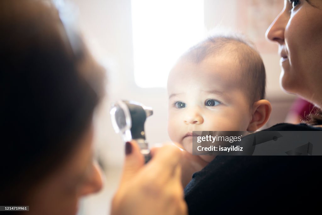 Um Bebê e seu médico