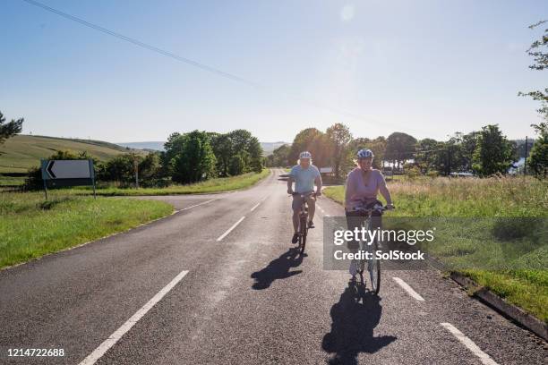 let's head home - girl power expressão inglesa imagens e fotografias de stock