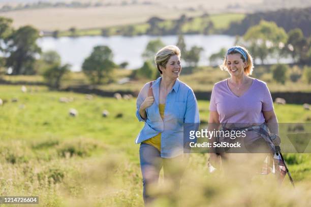 es ist gut zu sprechen - woman on walking in countryside stock-fotos und bilder