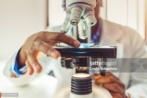 laboratorio médico, manos científicas usando microscopio para química - diagnostic aid fotografías e imágenes de stock