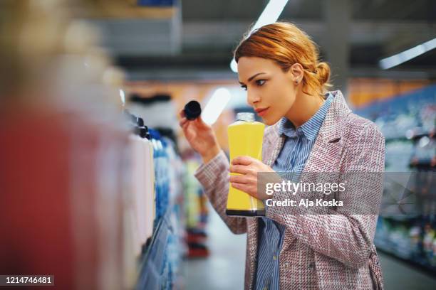 mal sehen, wie dieser wäscheweichmacher riecht. - waschmittel stock-fotos und bilder