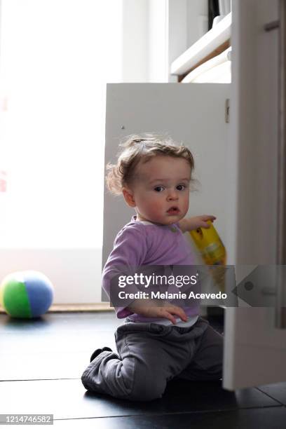 baby with purple shirt - child proof imagens e fotografias de stock