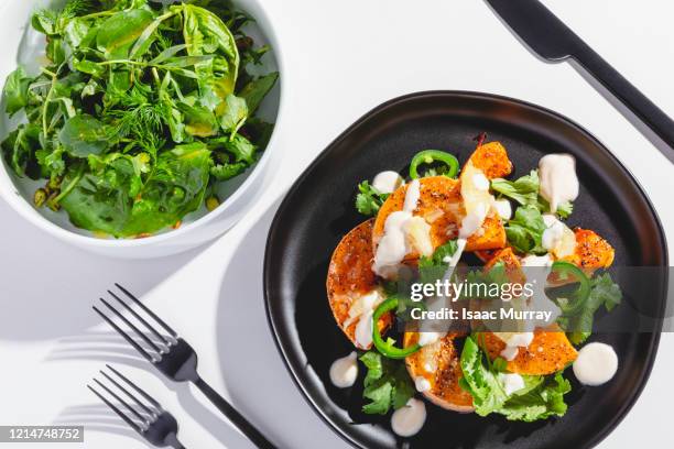 roasted butternut squash with tahini, jalapeno, and cilantro - tahini imagens e fotografias de stock