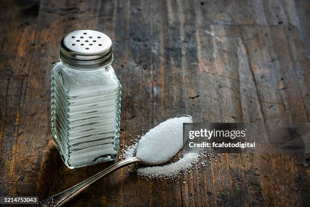 zoutvaatje op rustieke houten lijst. kopieer ruimte. - salt shaker stockfoto's en -beelden